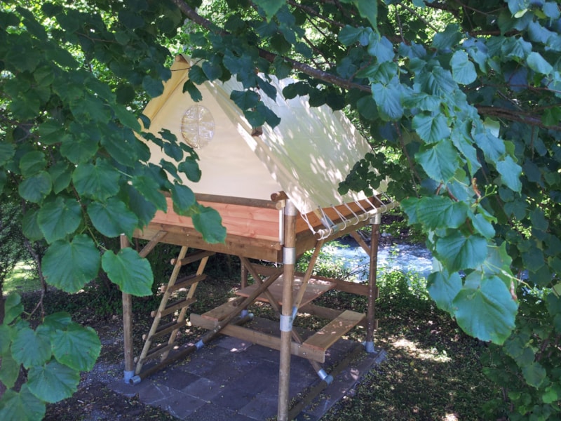 Small bivouac tent on stilts, with electricity connection.