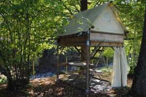 Small bivouac tent on stilts, with electricity connection.