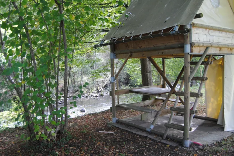 Petite Tente Bivouac Sur Pilotis, Avec Raccord Électricité.