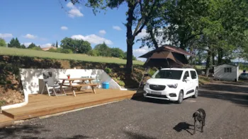 Stellplatz - Premium-Stellplatz: Holzterrasse, Picknicktisch Und Private Sanitäranlagen - Camping Nature Le Valenty