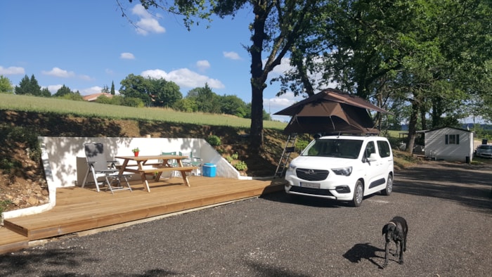 Emplacement  Premium :Terrasse Bois, Table De Pique- Nique Et Sanitaire Privatif