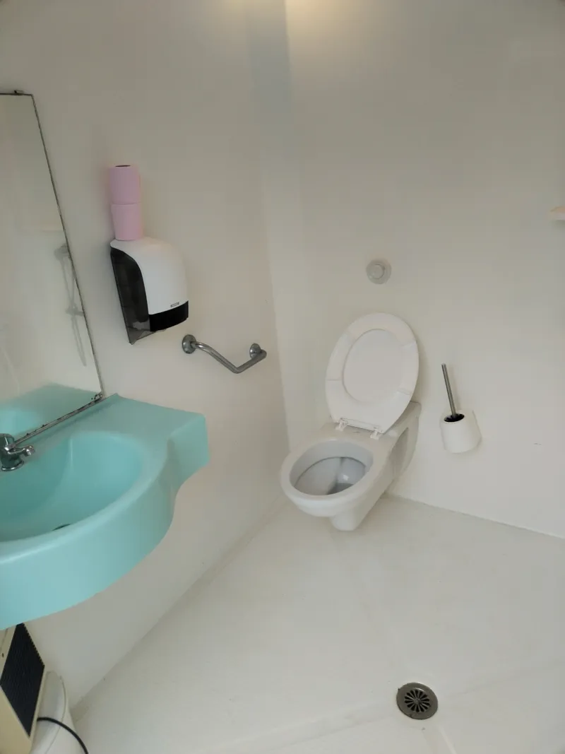 Emplacement  Premium :Terrasse Bois, Table De Pique- Nique Et Sanitaire Privatif