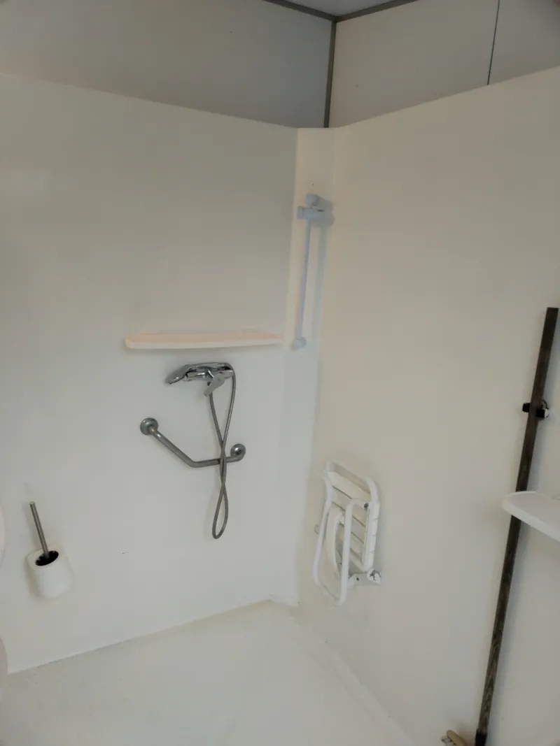 Emplacement  Premium :Terrasse Bois, Table De Pique- Nique Et Sanitaire Privatif