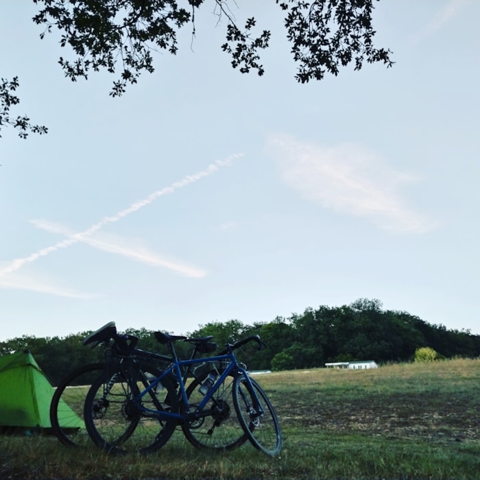 Emplacement  Premium :Terrasse Bois, Table De Pique- Nique Et Sanitaire Privatif