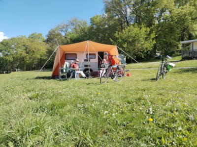 Pitch (1 tent, caravan or motorhome / 1 car)