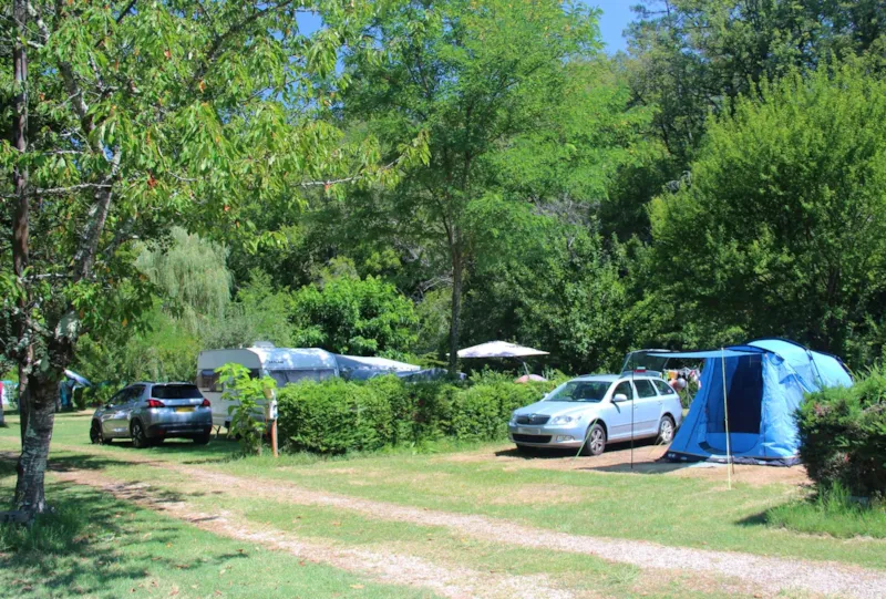 Emplacement Camping Car, Caravane Ou Tente (Avec Voiture)