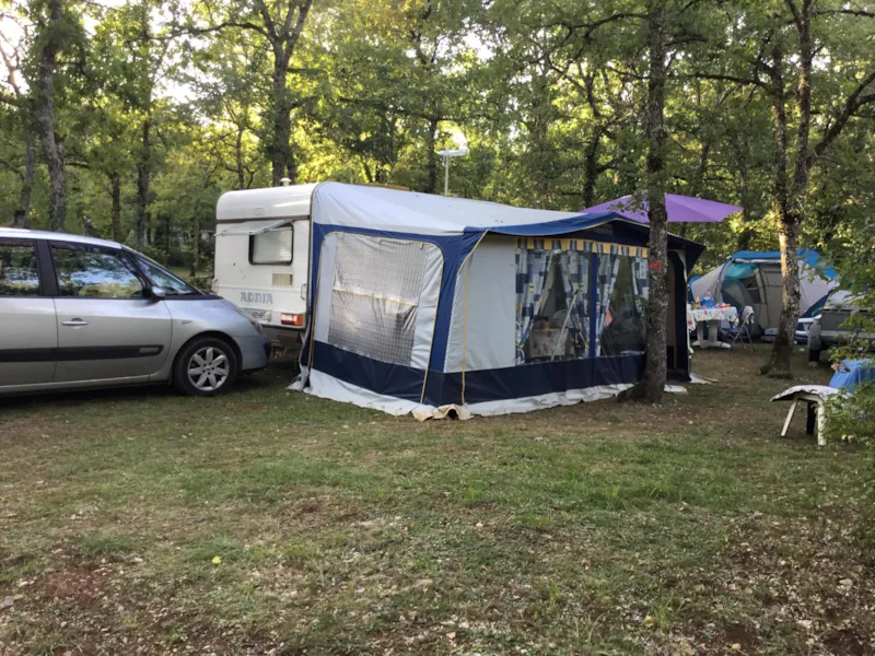 Forfait Emplacement : 1 Véhicule + 2 Personnes + Électricité