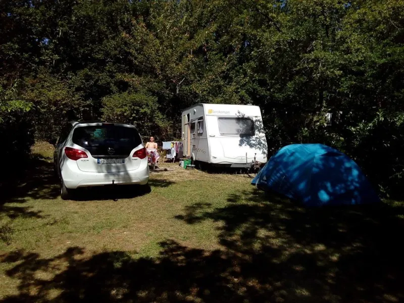 Forfait Emplacement : 1 Véhicule + 2 Personnes + Électricité