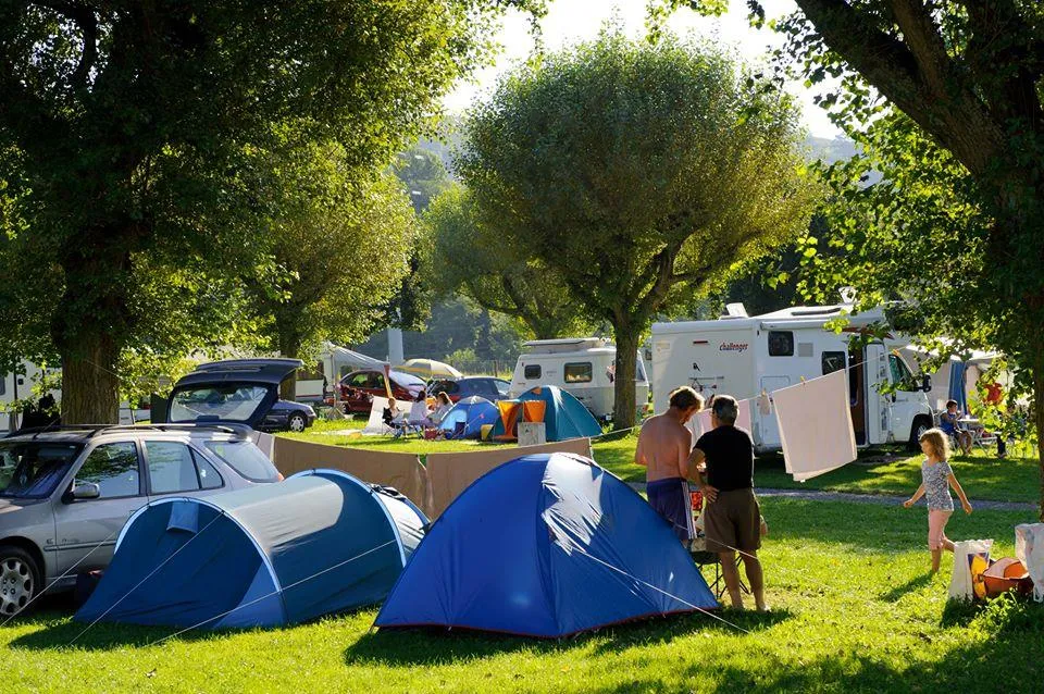 Standplaats : auto + tent / caravan of kampeerauto