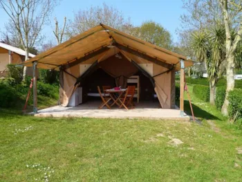 Mietunterkunft - Zeltbungalow - 2 Zimmer - Ohne Sanitäranlagen (Samstag) - Camping Le Frêche à l'Âne