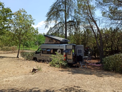 Comfort pitch 2 people + 1 vehicle + 10 A electricity — 3