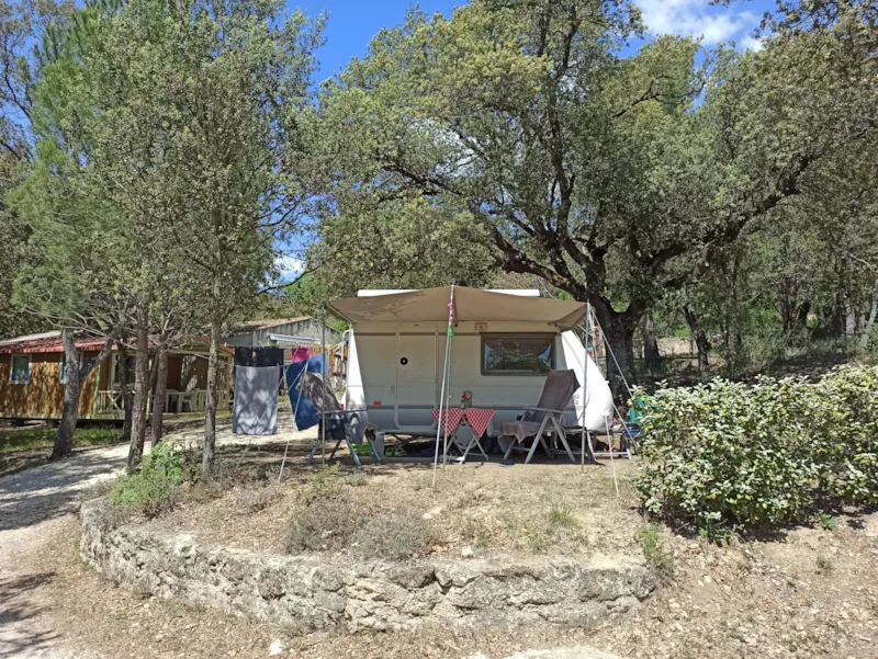 Emplacement Confort 2 Personnes + 1 Véhicule + Électricité 10 A