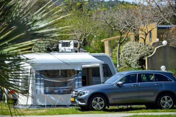 Stellplatz - Hoher Komfort Stellplatz : Stellplatz + 1 Auto + 10A Strom + 100M² Und 140M² + Trinkwasserbrunnen - Camping Au Paradis des Campeurs