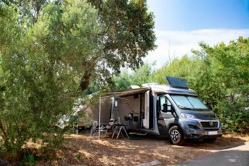 Stellplatz - Komfortplatz: Stellplatz + 1 Fahrzeug + 6A Strom + Trinkwasserbrunnen Mit Abwasserentsorgung - Camping Au Paradis des Campeurs