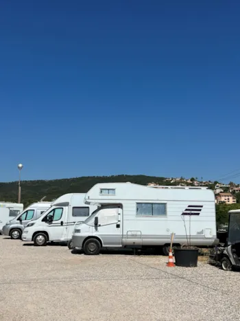 Stellplatz - Wohnmobilstellplatz: Stellplatz + Fahrzeug + Strom 6A - Camping Au Paradis des Campeurs
