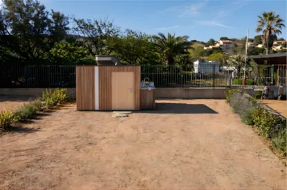 Emplacement Grand Confort Luxe : 1 Véhicule + Électricité 10A 2/6 Pers.