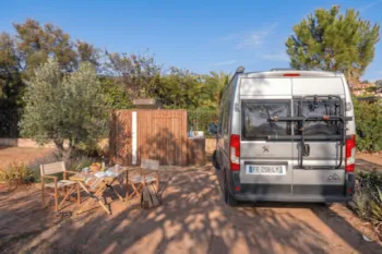 Stellplatz - Stellplatz Grand Confort Luxe : 1 Fahrzeug + Stromanschluss 10 A, 2–6 Personen - Camping Au Paradis des Campeurs