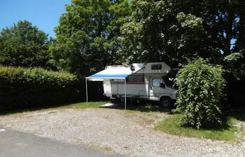Emplacement - Emplacement Avec Électricité 1 Personne - image n°3 - Camping Les Genêts