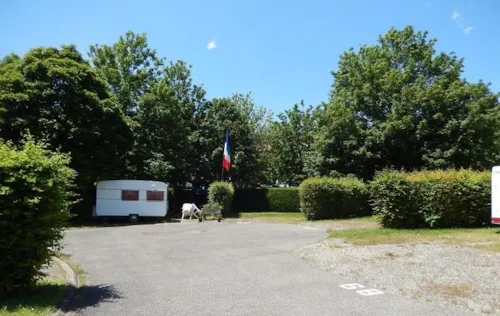 Emplacement - Emplacement Avec Électricité 1 Personne - image n°1 - Camping Les Genêts