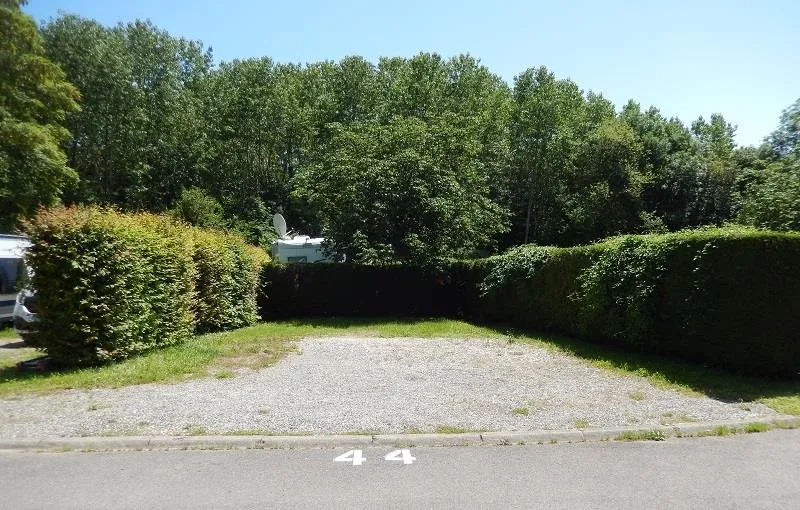 Stellplatz - Stellplatz Wohnwagen + Strom - Camping Les Genêts