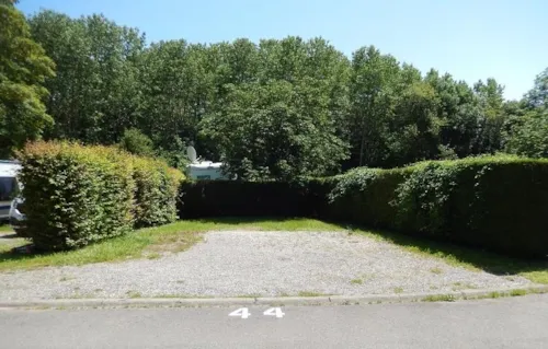 Emplacement - Emplacement Caravane Double Essieux Avec Électricité - image n°1 - Camping Les Genêts