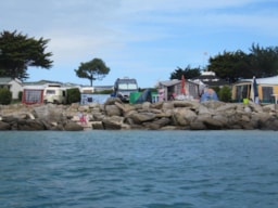 Kampeerplaats(en) - Forfait Emplacement Bord De Mer 1 Pers + 1 Véhicule - Camping du Port - Landrellec
