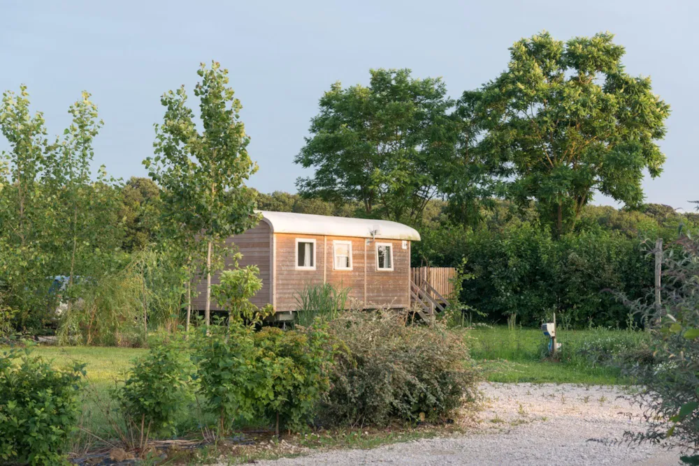 Location - Roulotte Tout Confort - 2 Chambres - Esprit Cosy - Kitchenette, Salle De Bain Et Toilettes - Camping Ferme Pédagogique de Prunay