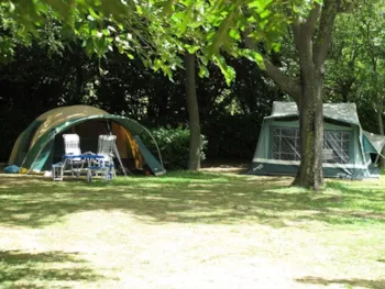 Emplacement - Forfait Duo: Emplacement Avec Électricité 6A + 1 Voiture - Camping Le Mouretou