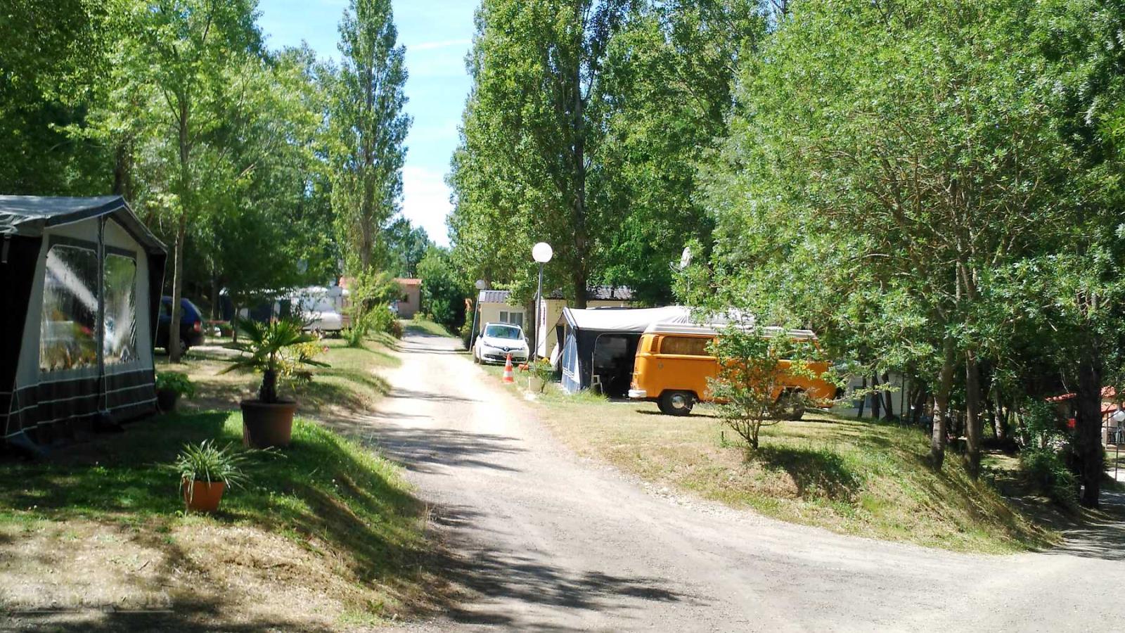 Emplacement - Forfait Privilège (1 Tente, Caravane Ou Camping-Car / 1 Voiture / Électricité 6A)  110M² - Camping du Lac de la Thésauque