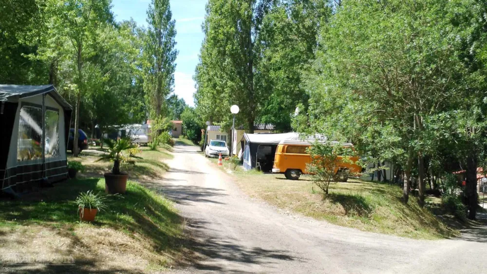 Standplaats Privilège (1 tent, caravan of camper / 1 auto + elektriciteit 6A / 110m²)