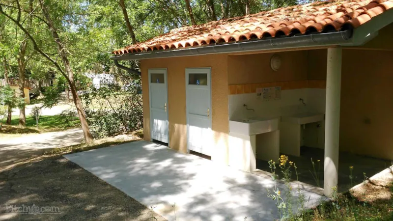 Forfait Privilège (1 Tente, Caravane Ou Camping-Car / 1 Voiture / Électricité 6A) 110M²