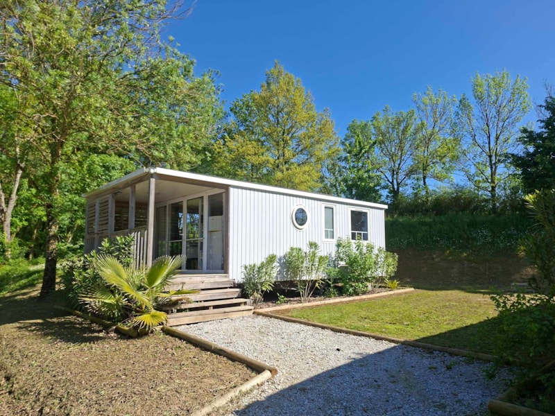 Mobilheim Confort 33m² 2 Schlafzimmer + Klimaanlage + TV + Spüllmachine + überdachte Terrasse