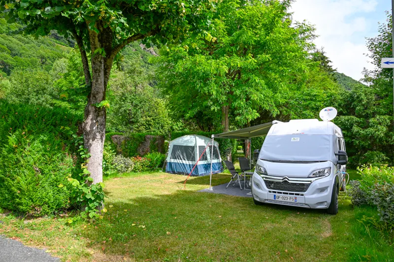 Emplacement Camping  100M² + 1 Voiture + Électricité 10A