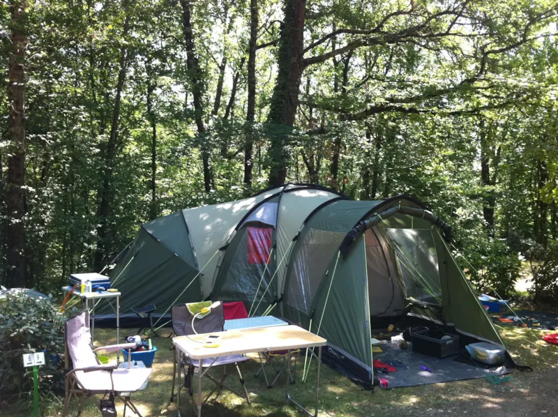 Emplacement Camping 1 Ou 2 Personnes.  Tente Ou Caravane Ou Camping-Car + Voiture + 6 Amp