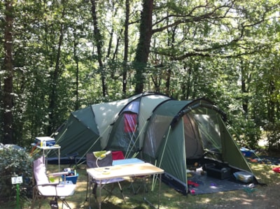 Camping Plot:  80m². 1 or 2 people + tent or caravan or Campervan + 1 car + 6 amp