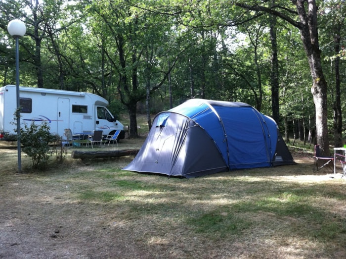 Emplacement Camping 1 Ou 2 Personnes.  Tente Ou Caravane Ou Camping-Car + Voiture + 6 Amp