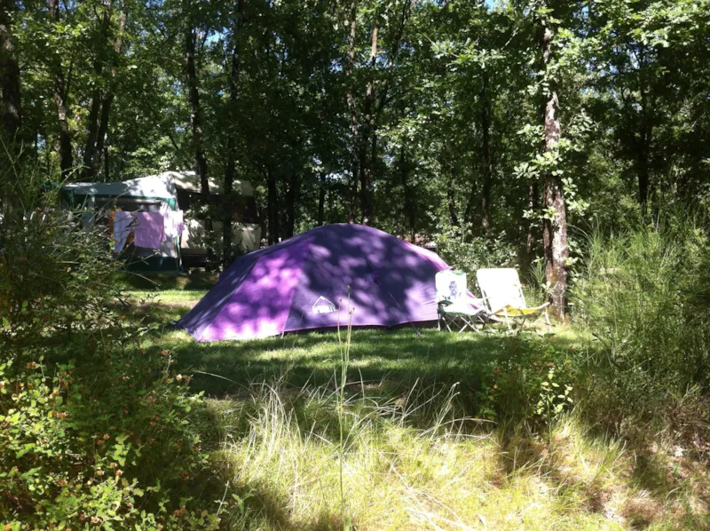 Emplacement Camping 1 Ou 2 Personnes.  Tente Ou Caravane Ou Camping-Car + Voiture + 6 Amp