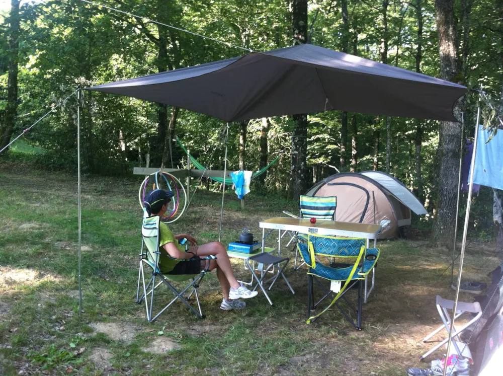 Kampeerplaats: 80m². 1 of 2 personen + tent of caravan of camper + 1 auto + 6 amp