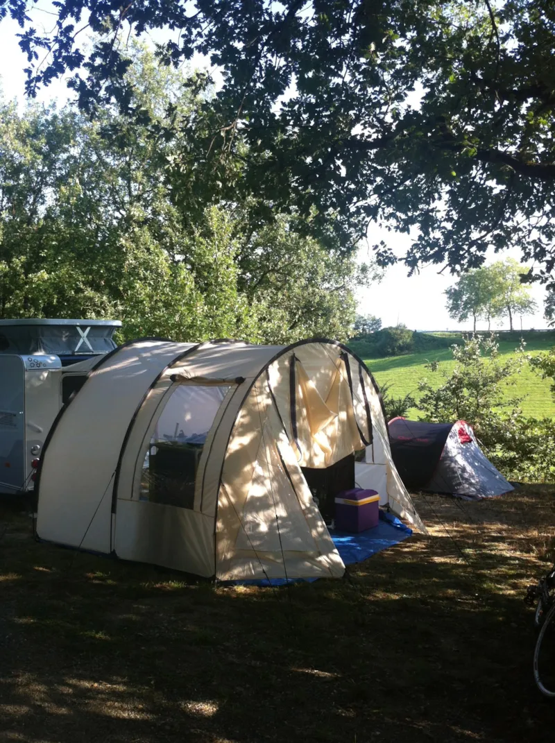 Emplacement Camping 1 Ou 2 Personnes.  Tente Ou Caravane Ou Camping-Car + Voiture + 6 Amp