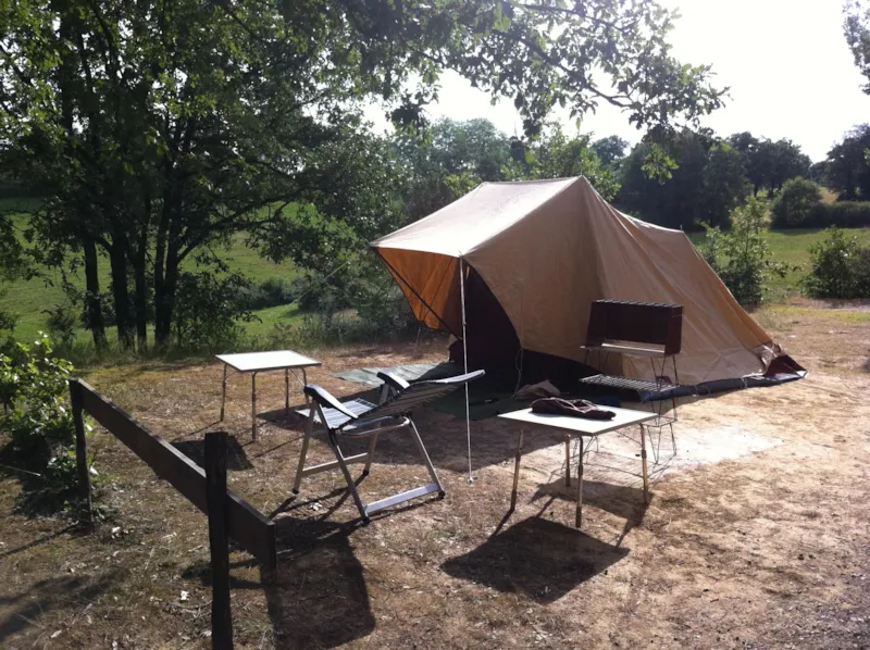 Emplacement Camping 1 Ou 2 Personnes.  Tente Ou Caravane Ou Camping-Car + Voiture + 6 Amp