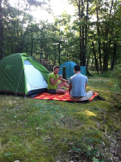 Camping Plot:  80m². 1 or 2 people + tent or caravan or Campervan + 1 car + 6 amp