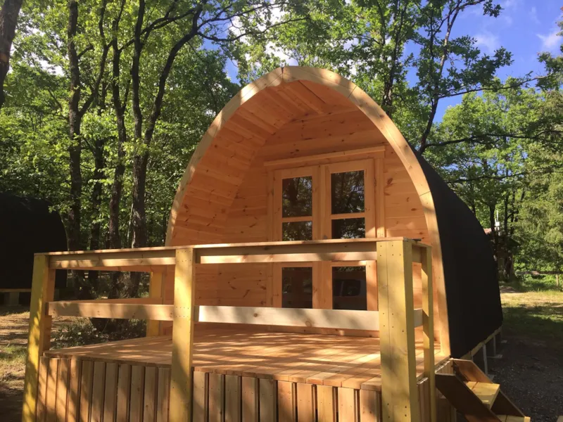 Cabane Eco Lodge -  Concept Simple Et Naturel En Bois Massif.