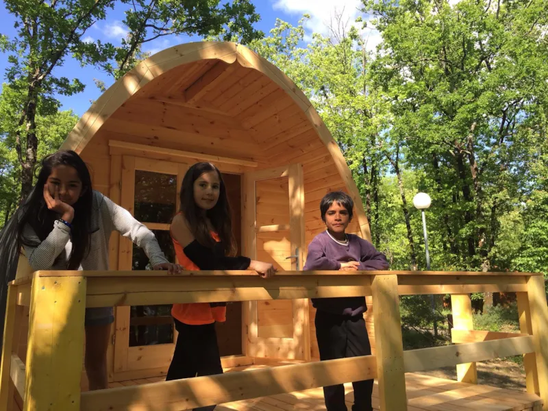 Cabane Eco Lodge -  Concept Simple Et Naturel En Bois Massif.