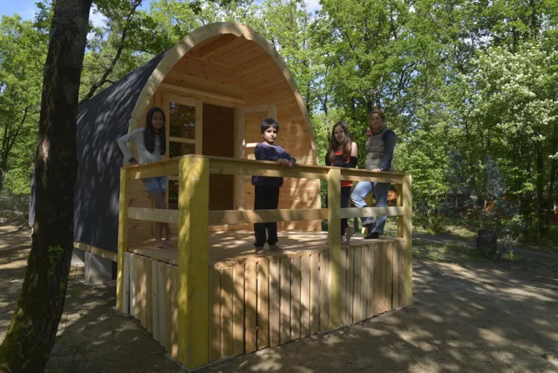 Cabane Eco Lodge -  Concept Simple Et Naturel En Bois Massif.