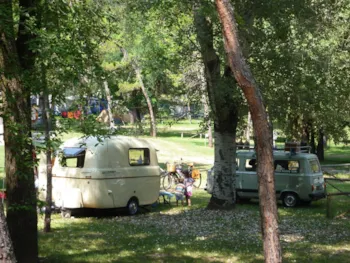 Emplacement - Emplacement (100 Mq): Voiture + Tente/Caravane Ou Camping-Car + Électricité - Camping Village Belvedere Pineta