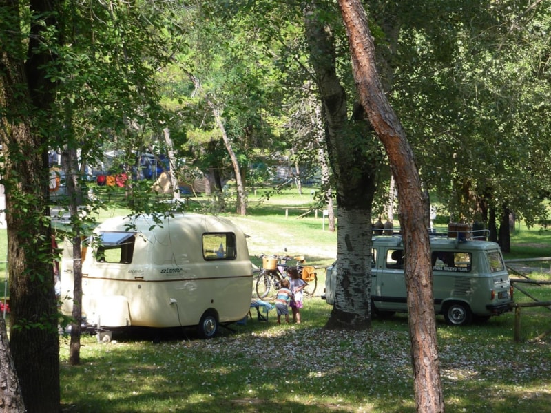 Standplaats (100 mq): auto + tent / caravan of kampeerauto + elektriciteit