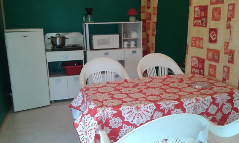 B 14  Bungalow Toilé 2 Ch ( Sans Sanitaires)