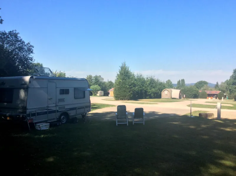 Emplacement Caravane Ou Camping-Car Ou Tente + 1 Voiture + 1 Chien + Électricité