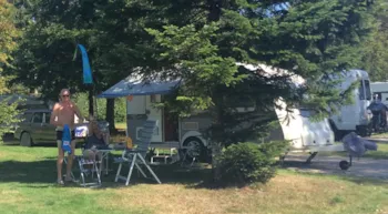 Stellplatz - Pauschale: Stellplatz + Auto + Wohnwagen / Wohnmobil / Zelt + Strom + Hund - Camping Porte des Vosges