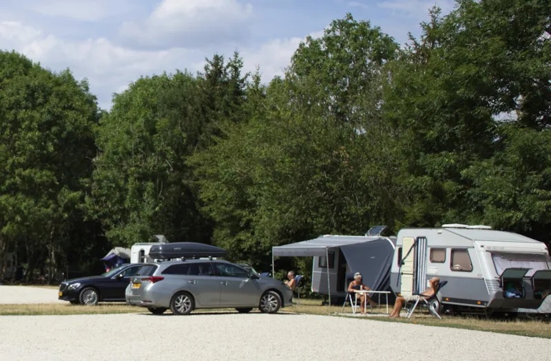 Emplacement Caravane Ou Camping-Car Ou Tente + 1 Voiture + 1 Chien + Électricité
